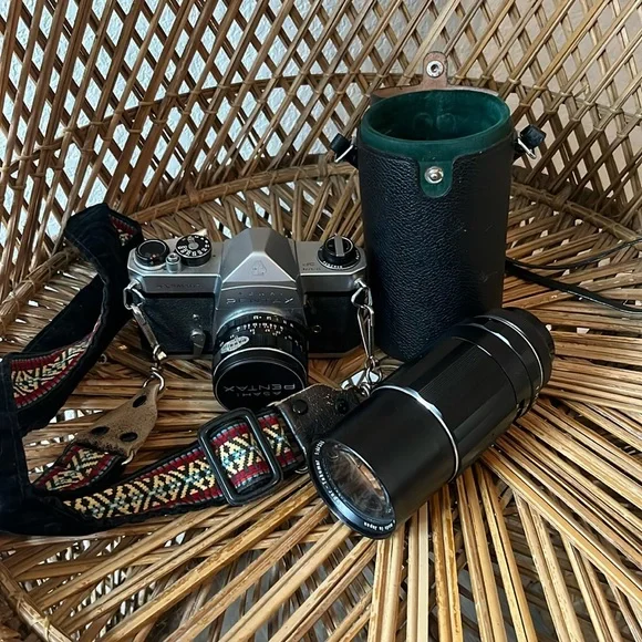 Vintage camera and lens - Picture 1 of 9
